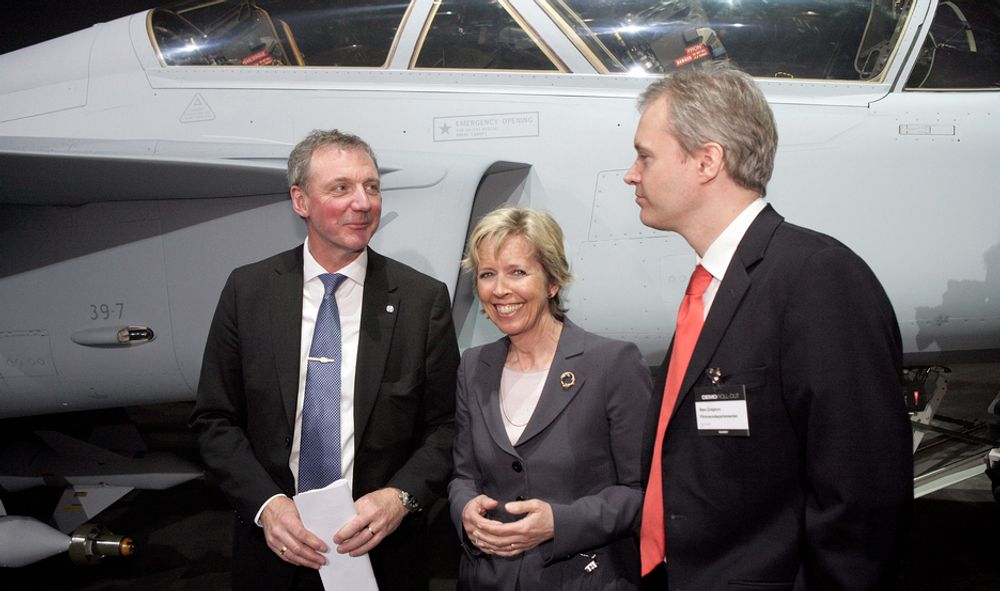 Saab-sjef Åke Svensson (f.v), og de norske og svenske forsvarsministrene Anne-Grete Strøm-Erichsen og Sten Tolgfors under framvisningen av Gripen Demo tidligere i år.