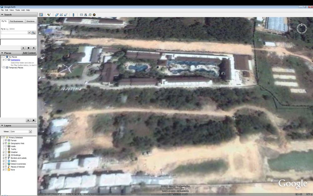 SETT FRA HIMMELEN: Slik ser hotellet vårt ut, Kata Beach Resort i Thailand, på Google Earth. Betryggende å se at det IKKE er noen forstyrrende motorveier i nærheten av hotellet.