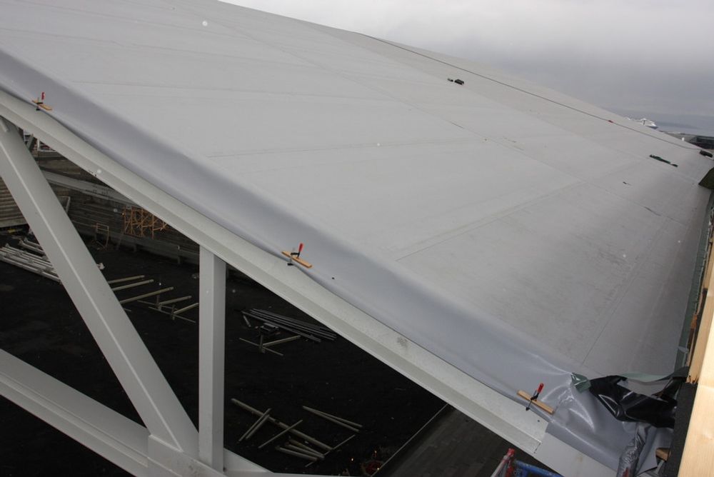 ISOLERT: 20 000 kvadratmeter med slike, varmeisolerte takplater sikrer jevne temperaturer hele året.
