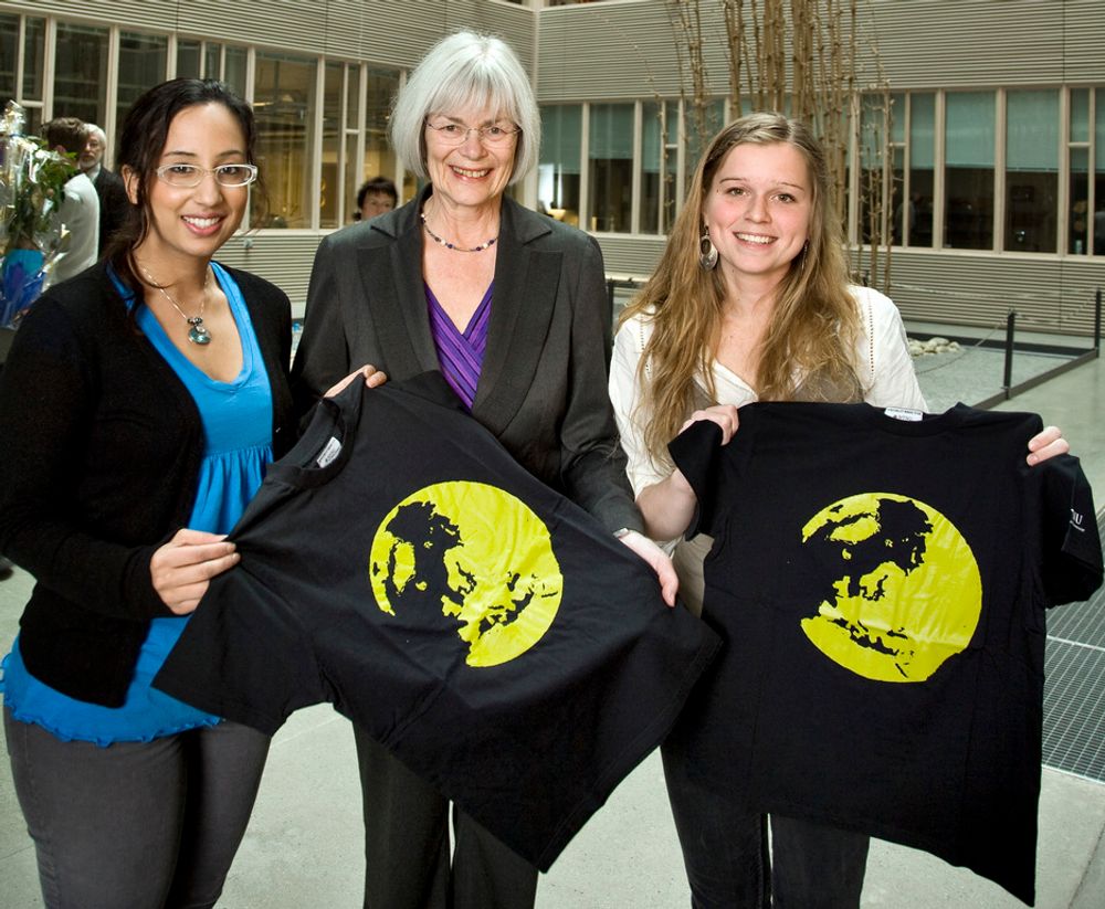 BÆREKRAFTIG: NTNU-studentene Shelly Shoor og Kari Sørnes overrakte utdanningsministeren en T-skjorte med bilde av jorden på, som symbol på at vi alltid har jordens fremtid med oss når vi jobber som teknologer.
