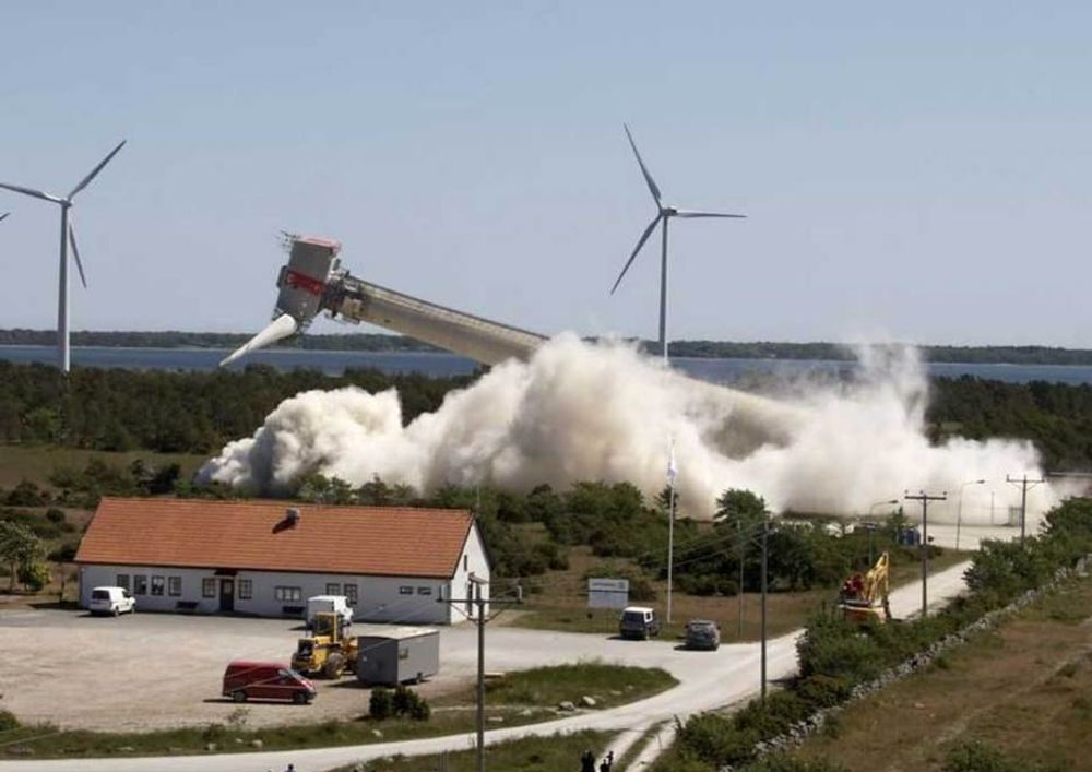 DEISET I BAKKEN: Rivningsfirmaet brukte 90 kilo dynamitt da det gamle vindkraftverket på Gotlandske Näsudden skulle rives.