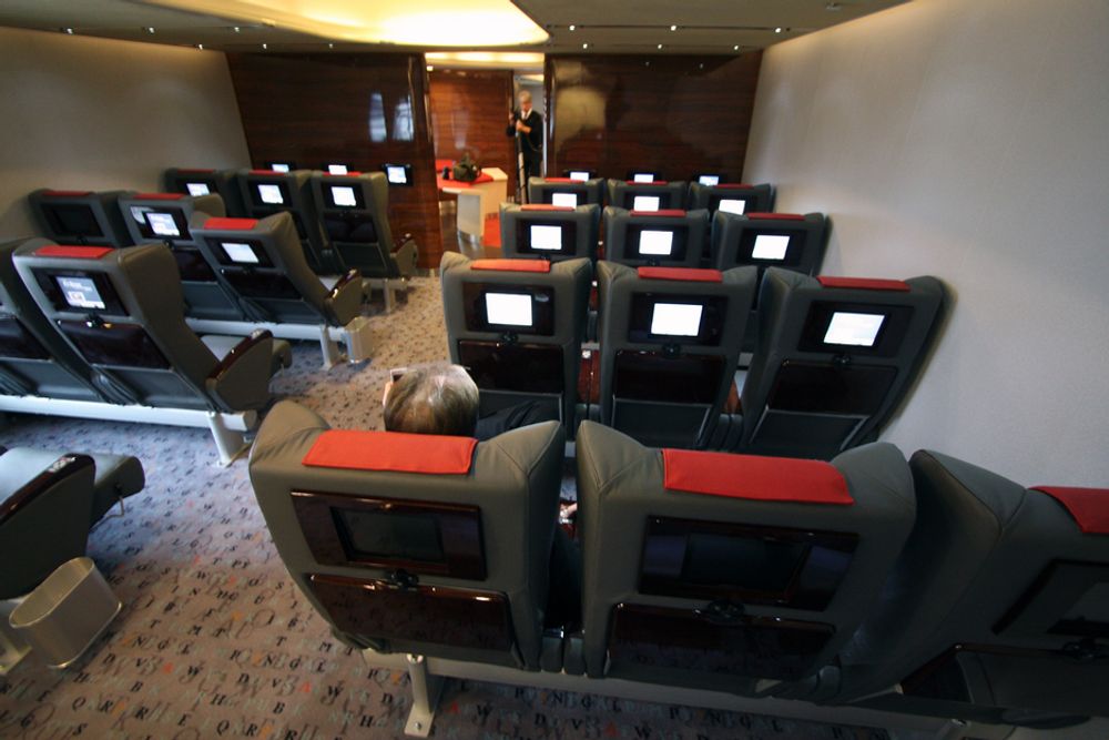 Businessclass på dekk åtte er utstyrt med komfortable flyseter med tilgang til tv og internett.