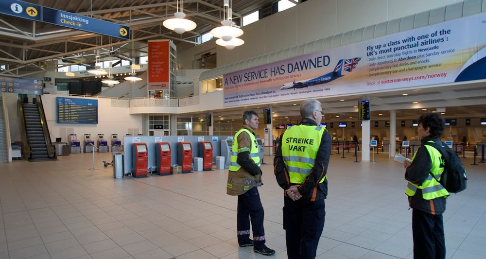 De siste dagene har det kun vært streikevakter inne på Stavanger lufthavn Sola. Nå starter flytrafikken igjen etter at partene ble enige i natt.