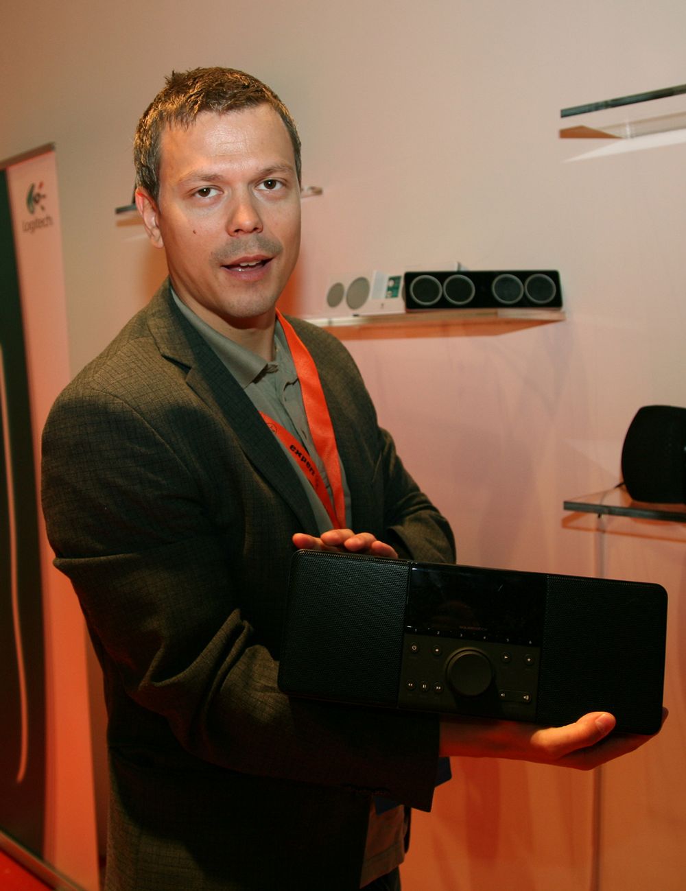 ELEKTROFIL-MESSA: Pål Berntsen, account manager i Logitech, viser fram den ennå ikke lanserte Squeezebox Boom - som både sender musikk fra PC-en til stereoanlegget og har egne innebygde høyttalere.