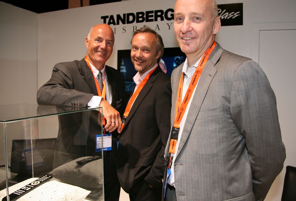 SATSER: Trond Leborg (til venstre), Jan Kristensen og Ove Kristensen, som med selskapet Tandberg Display nå produserer TV-er under Tandberg-navnet.