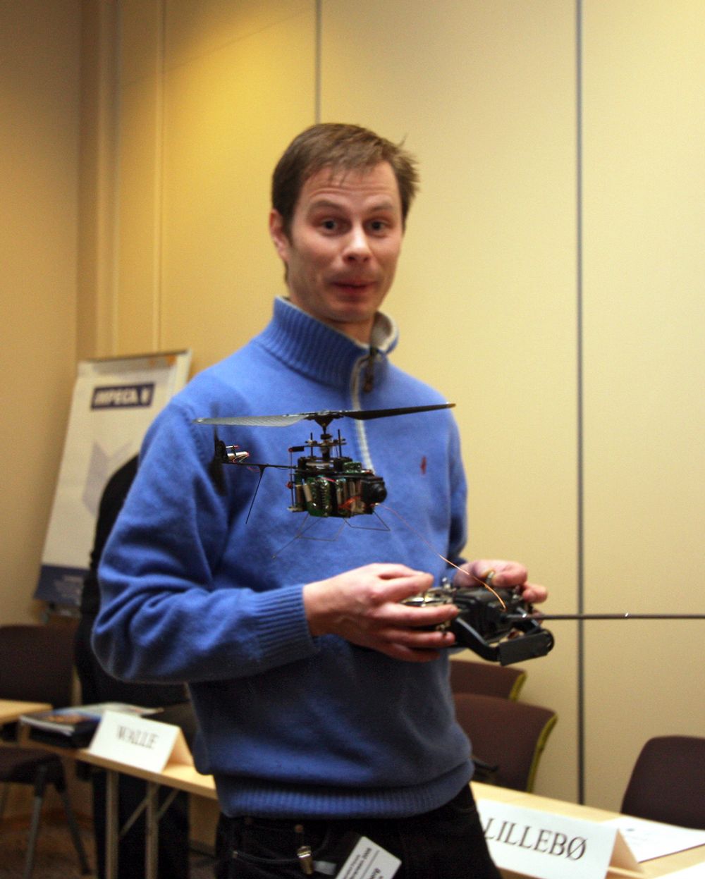 Pål Sandberg er testpilot i Prox Dynamics. Her flyr han prototyp II av Black Hornet.