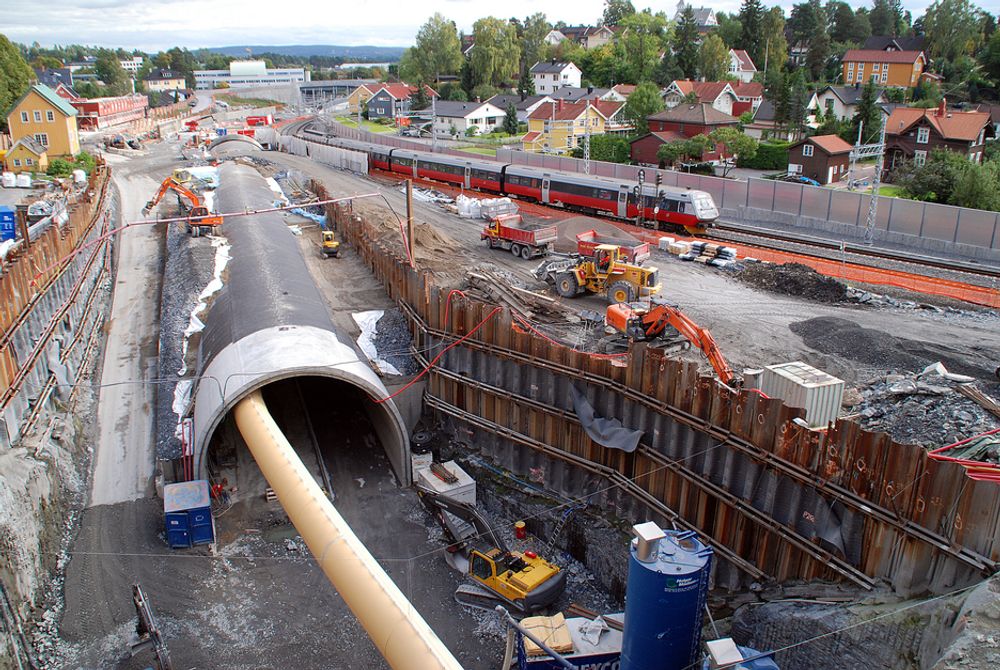 TOTAL OMLEGGING: Dagens spor (t.h.) skal flyttes til motsatt side av betongkulverten neste vår. Etterhvert vil to spor gå inn i tunnelen, mens sporene for Drammensbanen skal gå på hver sin side av tunnelen.