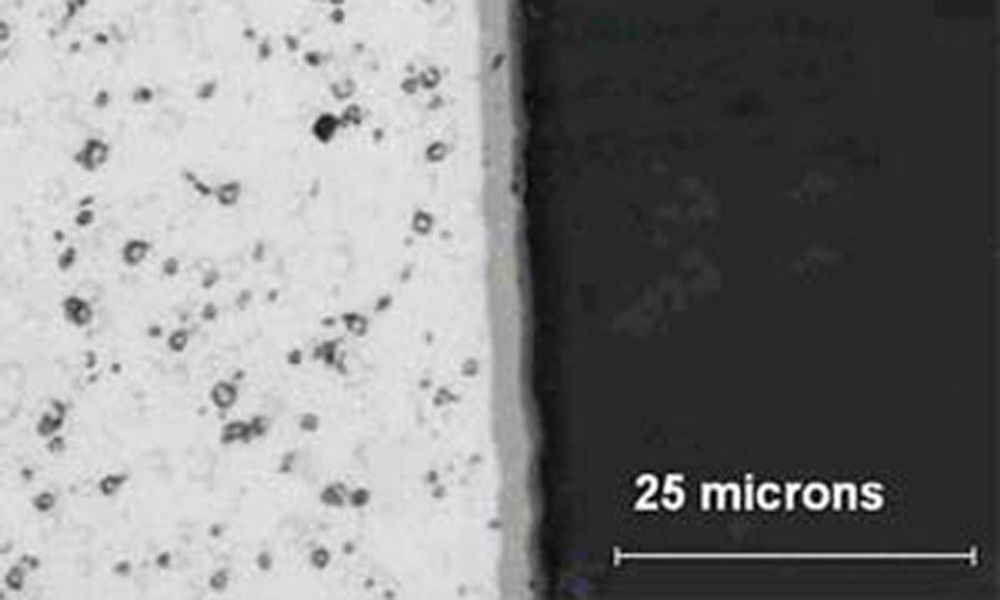 Et AlMgB14-dekket stålsubstrat. Dekket har en tykkelse på mellom 2 og 3 mikroner, altså titusendels centimeter.