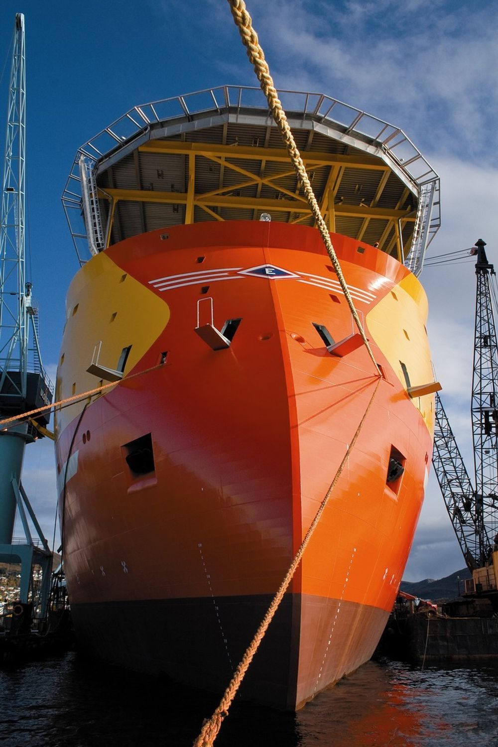 SUBSEAKJEMPE: Viking Poseidon er bestilt av Eidesvik Offshore og er et subsea-konstruksjonsfartøy av typen Ulstein SX121med X-BOW-design. Det er 130 meter langt, 25 meter bredt og har et dekksareal på 1720 m2. Fartøyet har plass til et mannskap på opp til 105 personar. Skipet skal ha en 250 tonns kran, ROV-hangar og helikopterdekk. Skipet skal ha dieselelektrisk framdriftssystem.