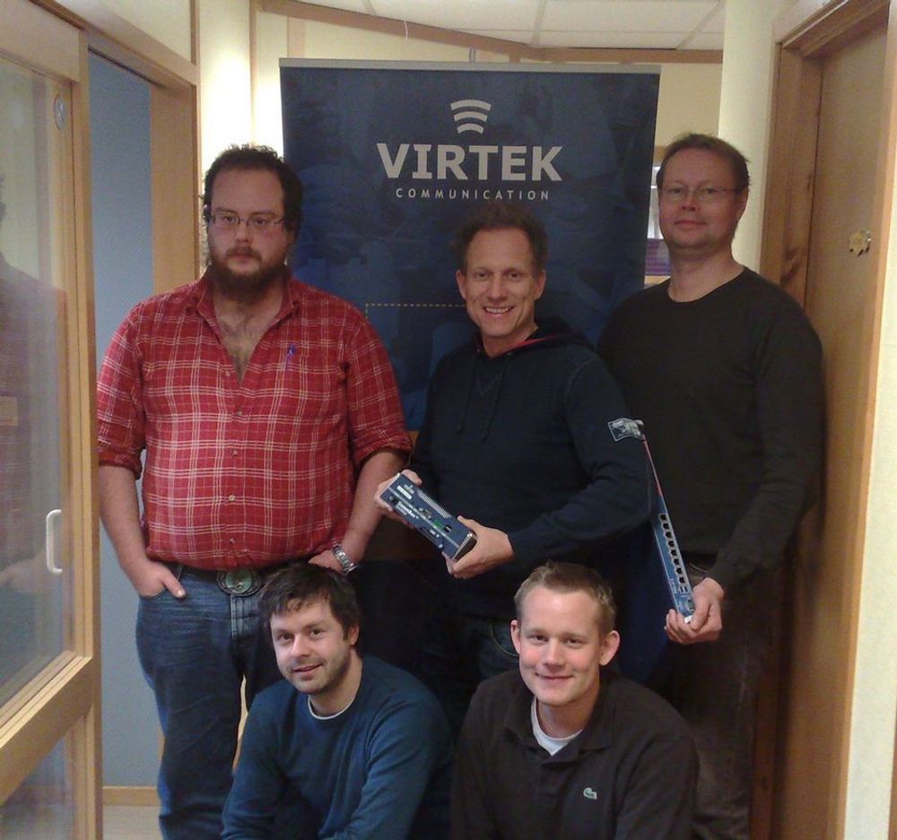 UTVIKLERE: Virtek Communications i Horten har i dag 12 ansatte. Dette er utviklingsteamet. Fra venstre bak, Eivind Evensen, Svein Sandviken og Kjell Sundby. Foran Rune Kristoffersen (t..v.) og Audun Kleven.