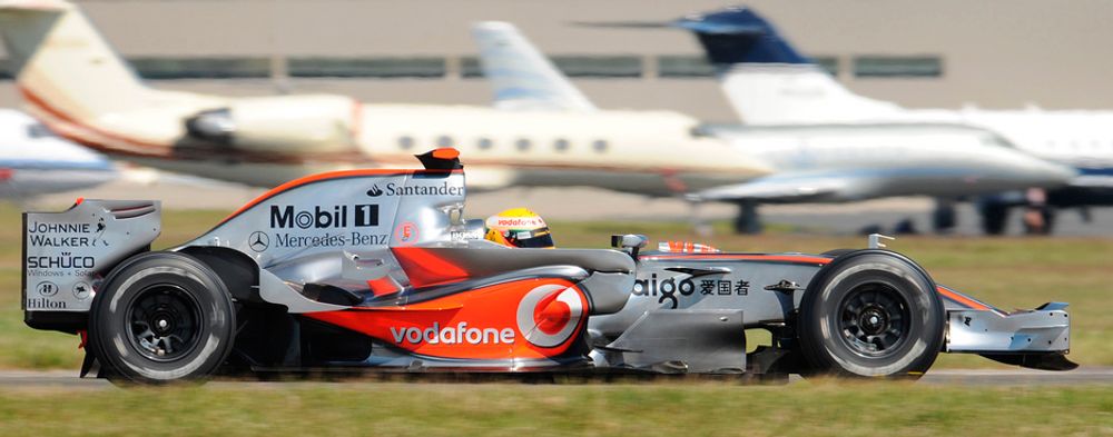 FLY: Formel 1-stjernen Lewis Hamilton i sin McLaren Mercedes kjørte om kapp med flyet Learjet.
