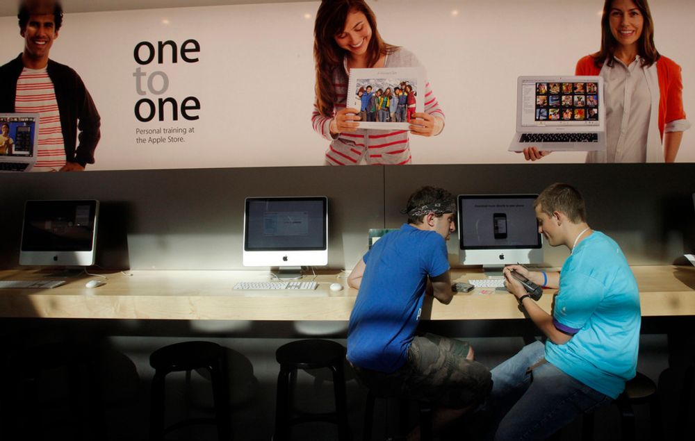iPHONE: Etter lang ventetid får denne kunden aller nådigst lov til å kjøpe vidunderet i Apple Store i Boston.