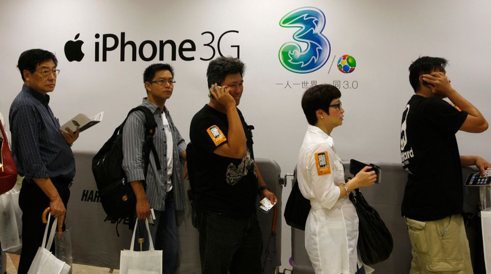 iPHONE: Køen utenfor Hutchison Telecom, som selger iPhone i Hong Kong.