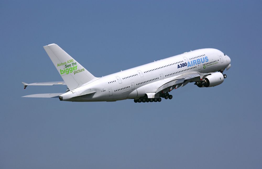 Airbus A380 er endelig kommet i kommersiell drift. Her under Farnborough International Air Show 2008 i England.