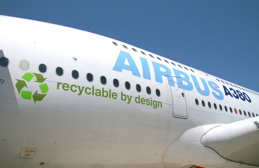 FLY: Gigantflyet Airbus A380  er "recyclable by design". Farnborough International Air Show 2008 i England.