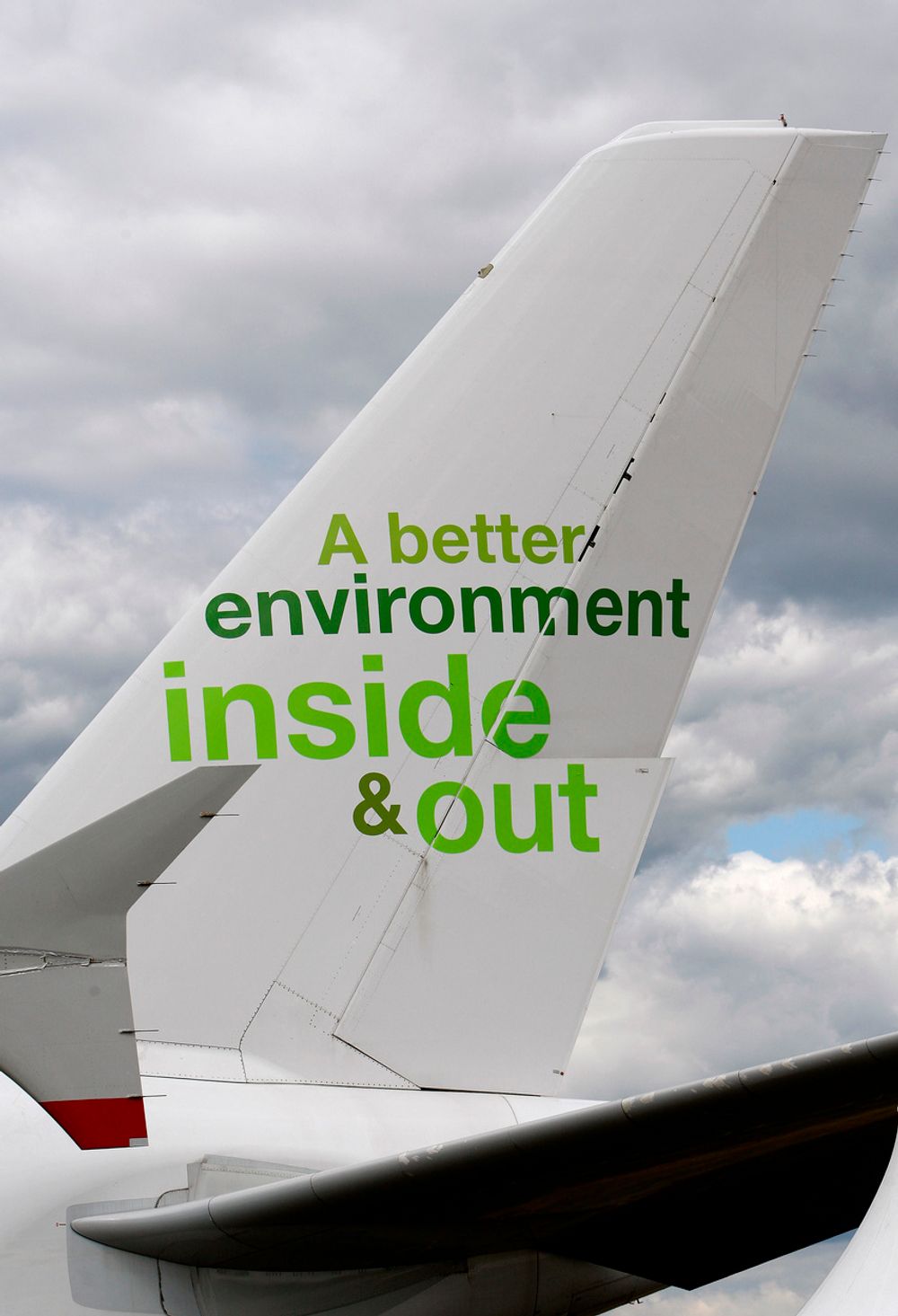 FLY: Miljøet er i fokus. Her halen på en Airbus A380 under Farnborough International Air Show 2008 i England.