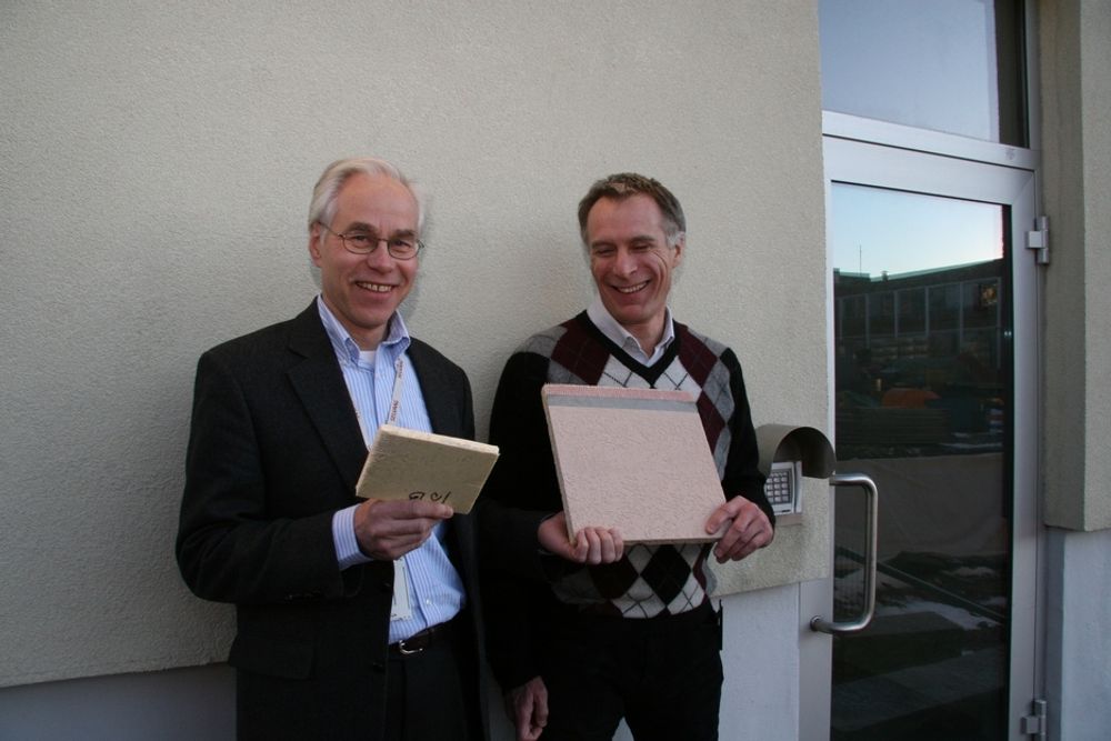FASADEPLATER: Trond Stensrud, til venstre, og James Berg fremmer innovaasjon og patenter hos Selvaag. Her står de foran selskapets patenterte fasadeplate,med hver sin prøve i hånden.