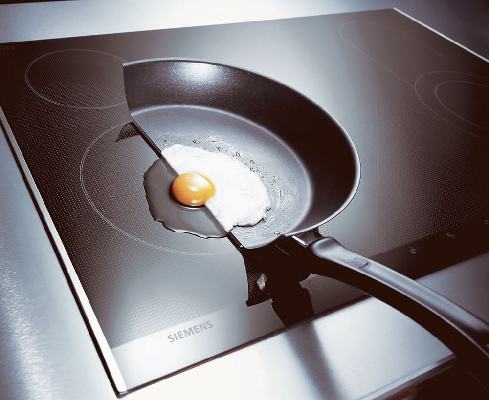 VARM OG KALD:
Du kan ikke steke egg direkte på en induksjonsplate. Det er bare ferromagnetiske materialer av en viss størrelse som kar seg varme opp.