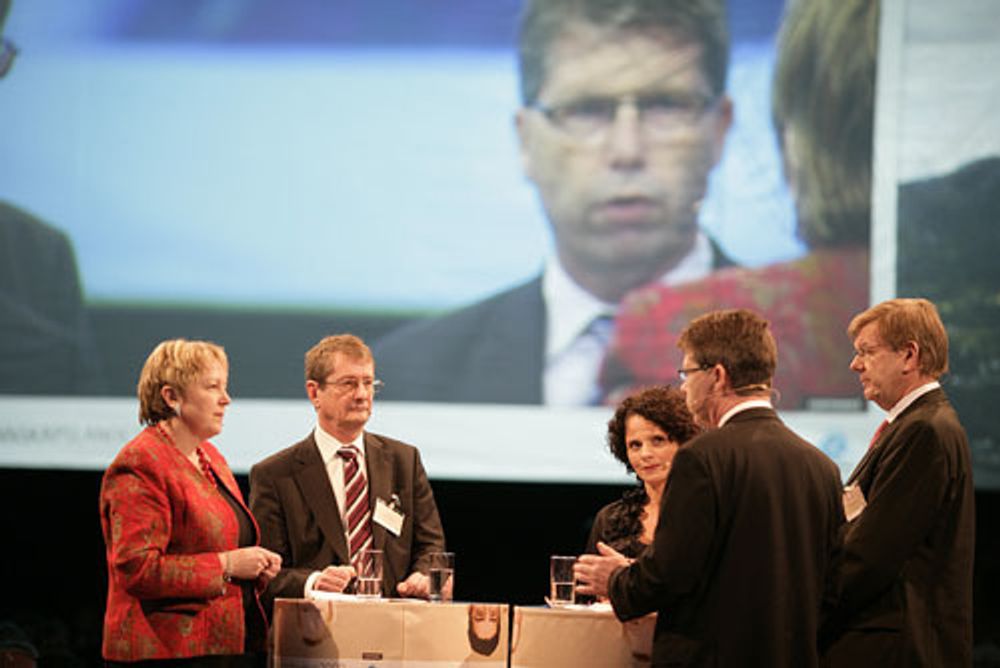 NHO krever 20 milliarder kroner i et teknologiløft for forskningen. Fra venstre: Sintef-sjef Unni M. Steinsmo, UiO-rektor Geir Ellingsrud, Aker-sjef Leif-Arne Langøy og NHO-direktør Finn Bergesen jr.