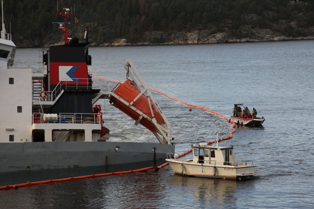 Kystverket sørget for å få lagt lenser rundt Crete Cement ved Fagerstrand på Nesodden. Skipet hadde 115 tonn tungolje og 19 tonn marin diesel om bord.