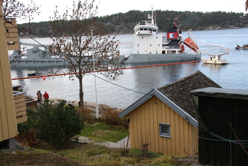 Crete Cement ligger rett utenfor folks stuevindu ved Fagerstrand på Nesodden. Skipet tok inn vann og ble kjørt på grunn for å unngå totalforlis.