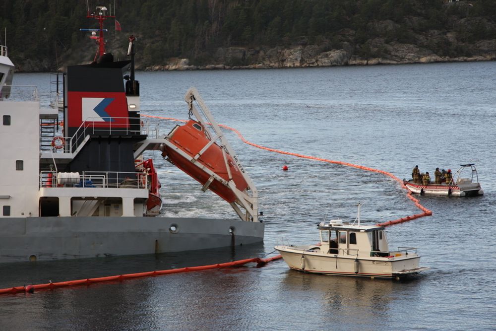 Lenser ble lagt rundt havaristen Crete Cement ved Fagerstrand på Nesodden. Skipet tok inn vann og ble kjørt på grunn for å unngå totalforlis.