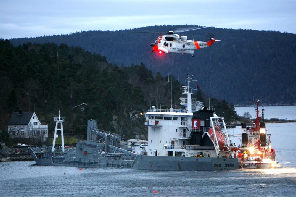 Det 97 meter lange sementskipet Crete Cement med 13 personer om bord gikk på grunn i Grisebukta utenfor Fagerstrand i Oslofjorden onsdag morgen.