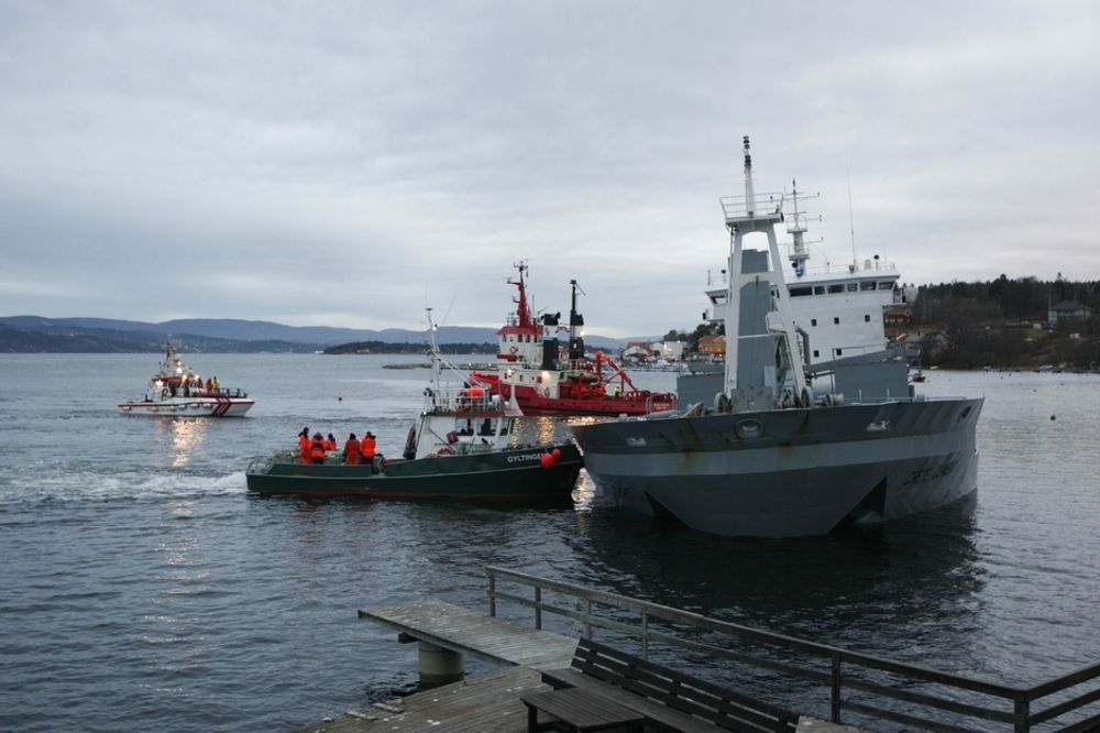 Det 97 meter lange sementskipet Crete Cement med 13 personer ombord gikk på grunn i Grisebukta utenfor Fagerstrand i Oslofjorden onsdag morgen.
