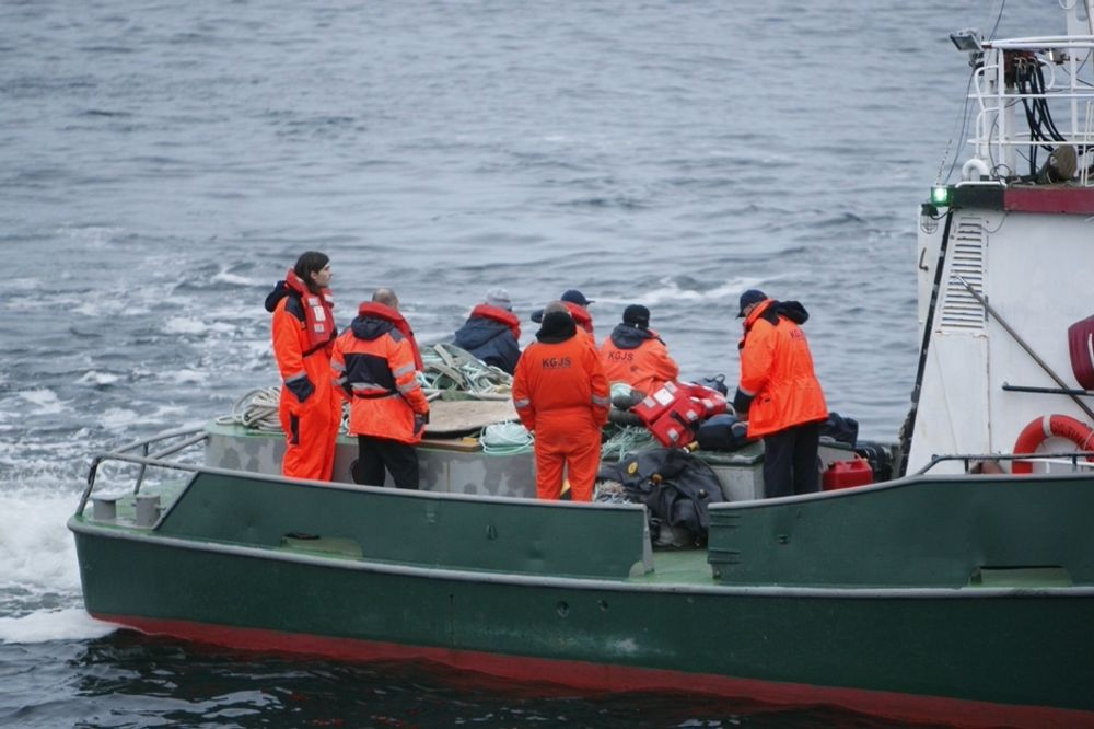 Det 97 meter lange sementskipet Crete Cement med 13 personer ombord gikk på grunn i Grisebukta utenfor Fagerstrand i Oslofjorden onsdag morgen. Her blir mannskapet tatt ombord i båten "Gyltingen"