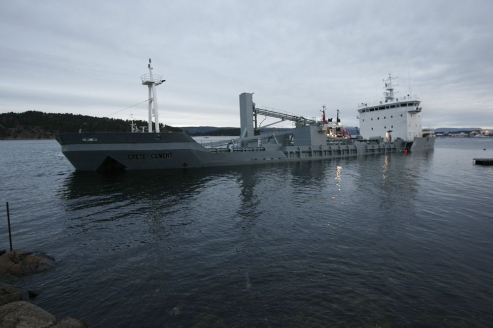 Det 97 meter lange sementskipet Crete Cement med 13 personer ombord gikk på grunn i Grisebukta utenfor Fagerstand i Oslofjorden onsdag morgen