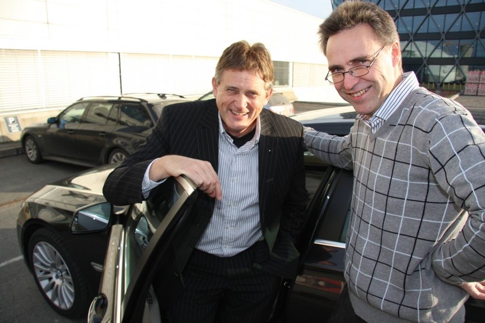STOLTE: ¿Vi er stolte av at BMW lager biler som ligger i front både sikkerhetsmessig og miljømessig, sier salgsdirektør i BMW Norge, Øystein Sponheim (til venstre) og Johnny Gran, sjef for teknisk trening av ettermarkedet hos BMW Norge.