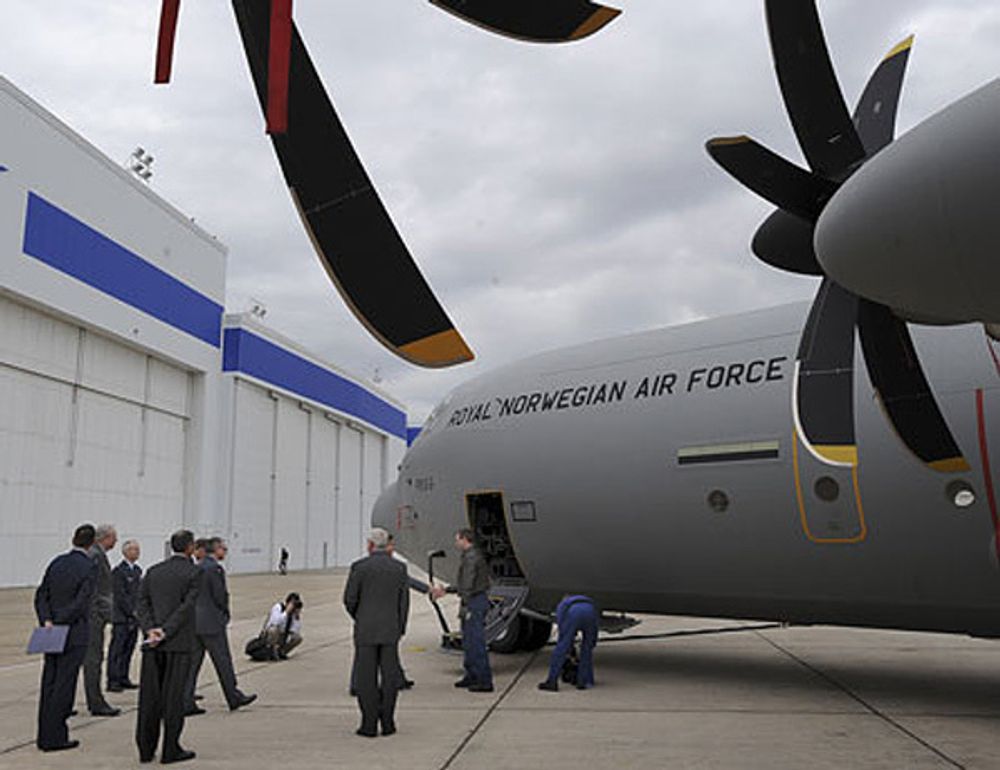 C-130J Hercules er et større fly enn de gamle C-130H. Derfor kan fire nye fly erstatte seks gamle.