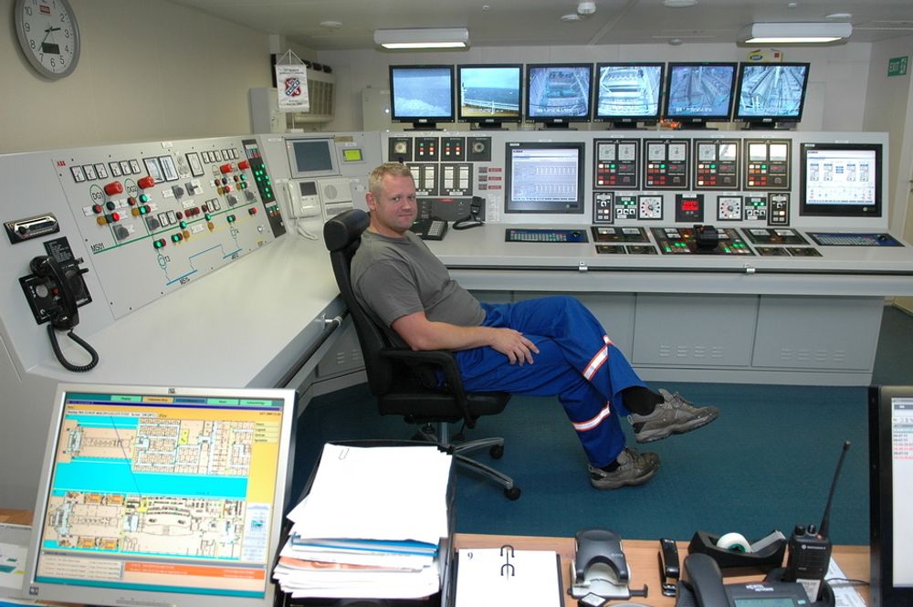 FULL KONTROLL: Fra maskinkontrollrommet har andremaskinist Ketil Pedersen full kontroll med de tekniske installasjonene ombord.