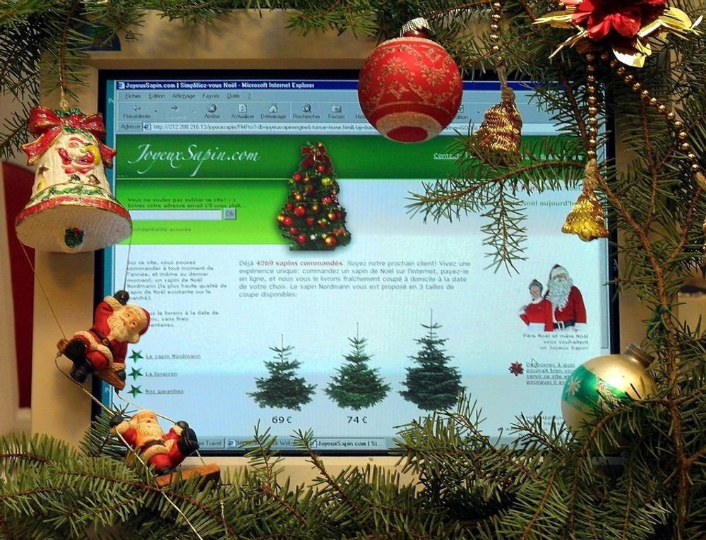 PC-skjerm med julepynt.