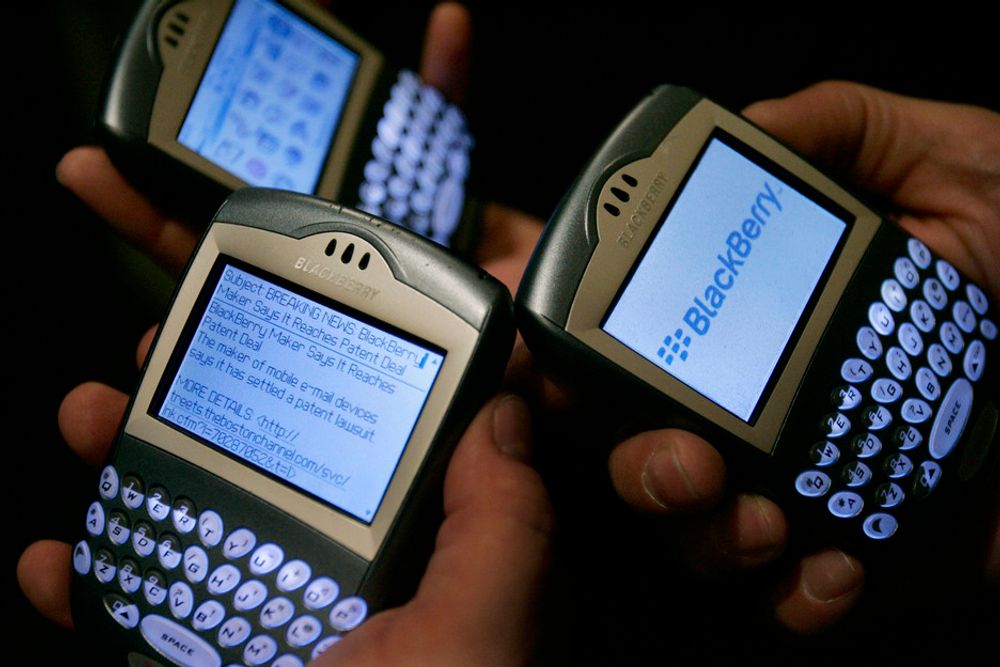BÅDE OG-TELEFONEN: Blackberry er ikke bare en mobil, men i høyeste grad også en tynn klient på samme måte som en bærbar datamaskin. Alt er kryptert, dermed er den meget sikker.