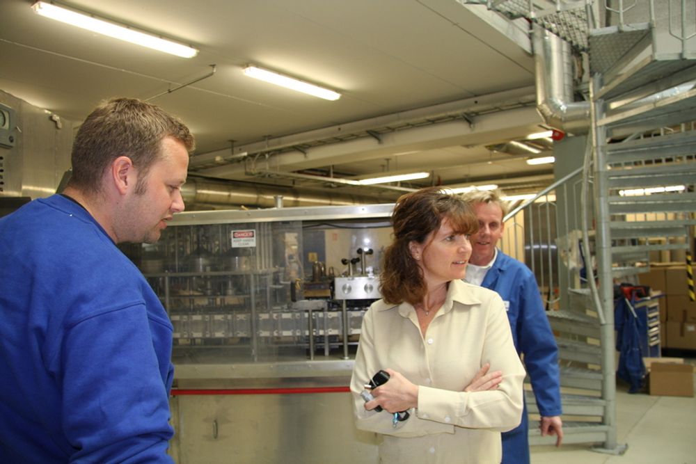 Utviklingsdirektør Connie O'Neill Kormeseth  ute og inpsiserer i produksjonslokalene ved Elopaks anlegg i Spikkestad.