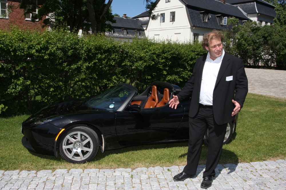 Frederic Hauge viser stolt fram sin Tesla Roadster el-sportsbil ved ankomst Sarpsborg i går. - Ting har utviklet seg siden jeg kjøpte min første elbil i 1989, sa Hauge.