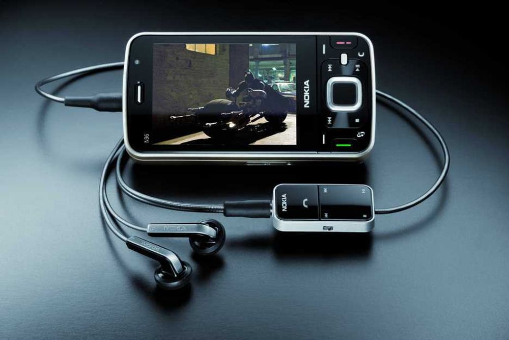 ØREGODT: Slik ser øretelefonene til Nokia N96 ut. Det trekker ned at Nokia ikke har klart å lage "kladden" med mikrofon mindre.