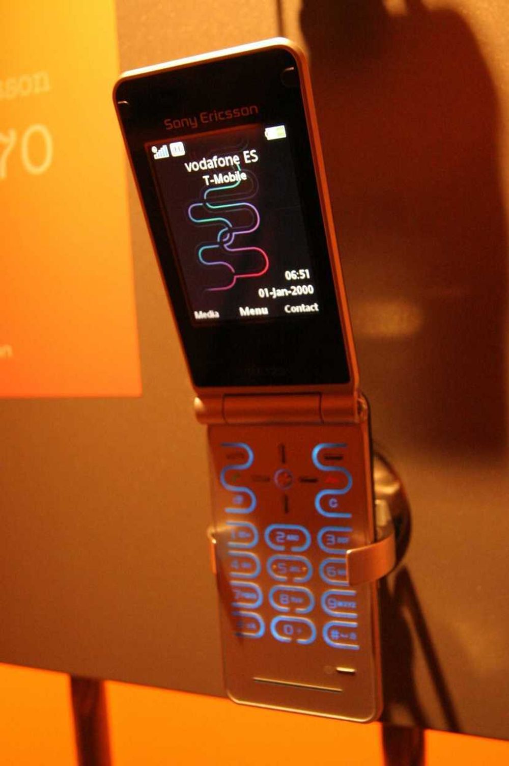 HVEM KOPIERER HVEM?: Den nye Z770 fra Sony Ericsson ser mistenkelig lik ut de siste RAZR-telefonene fra Motorola. Hvem i utviklingsavdelingen til Motorola er det som har fått seg ny jobb hos Sony Ericsson.