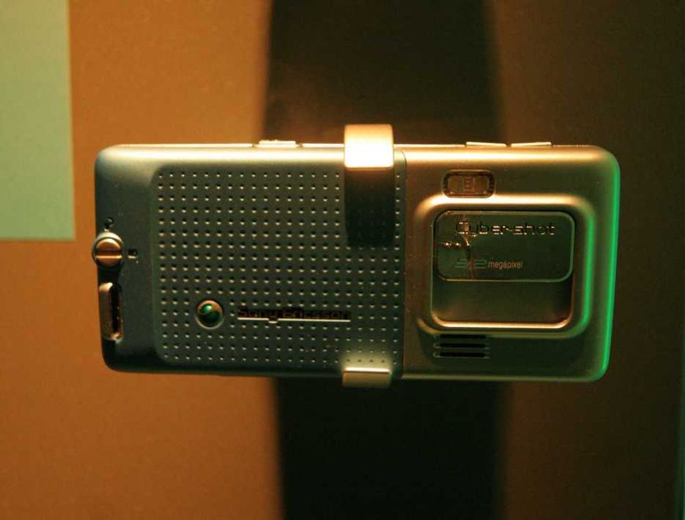 CYBER DU LIKSOM: Den nye Sony Ericsson C702 har Cybershot-kamera på 2,2 megepiksler noe som er ganske lite i forhold til hva mange andre konkurrenter kommer til å lansere under Mobile World Congress denne uka.