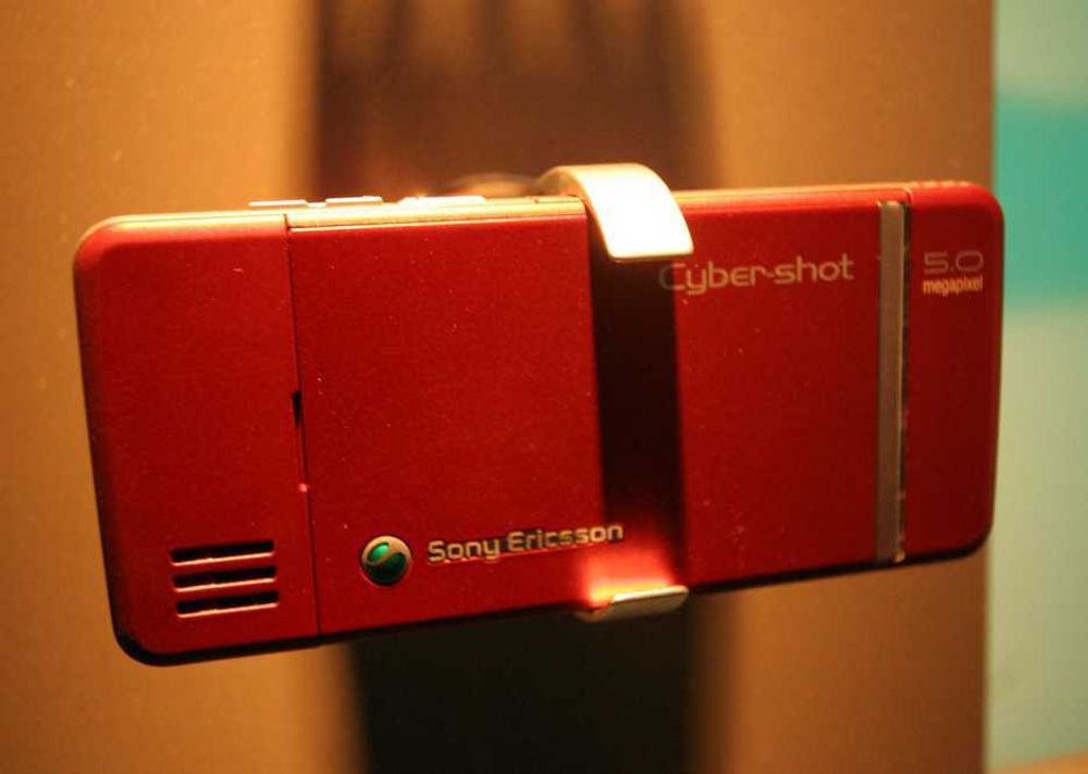 ENDEN ER GOD: Slik ser bakparten av Sony Ericsson C902, som ble lansert i Barcelona søndag kveld.