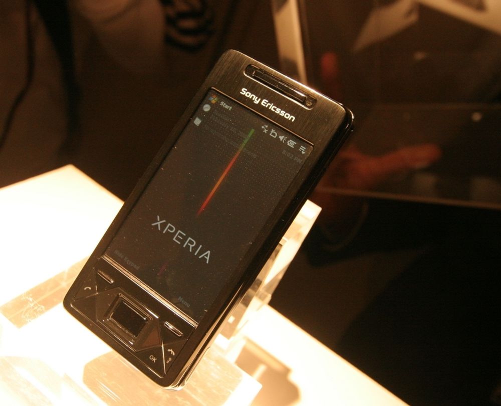PC I NYTT FORMAT: Utenpå ser den ut som en mobiltelefon. Inni er det operativsystem med Windows-gresnitt (Windows Mobile).