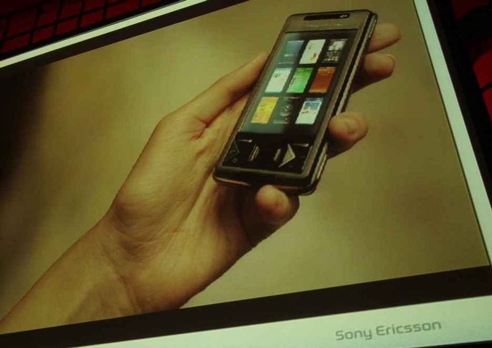FIRST LOOK: Slik ser den ut - Xperia X1 fra Sony Ericsson. Den kommer i handelen tidligst til høsten. Men  inntilda kan konkurrentene Nokia, Samsung og Motorola ha brakt i handelen kanskje mer spennende businesstelefoner?