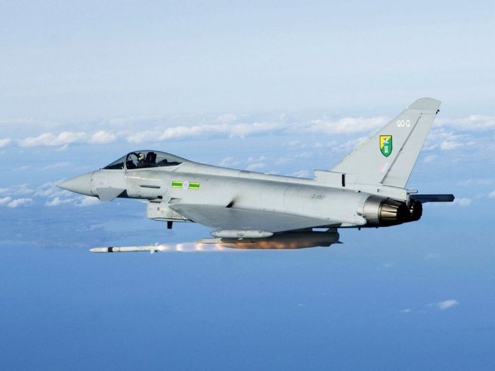 Opposisjonen på Stortinget vil ha en forklaring  fra regjeringen om konsekvensen av at Eurofighter ikke deltar for fullt i kokurransen.