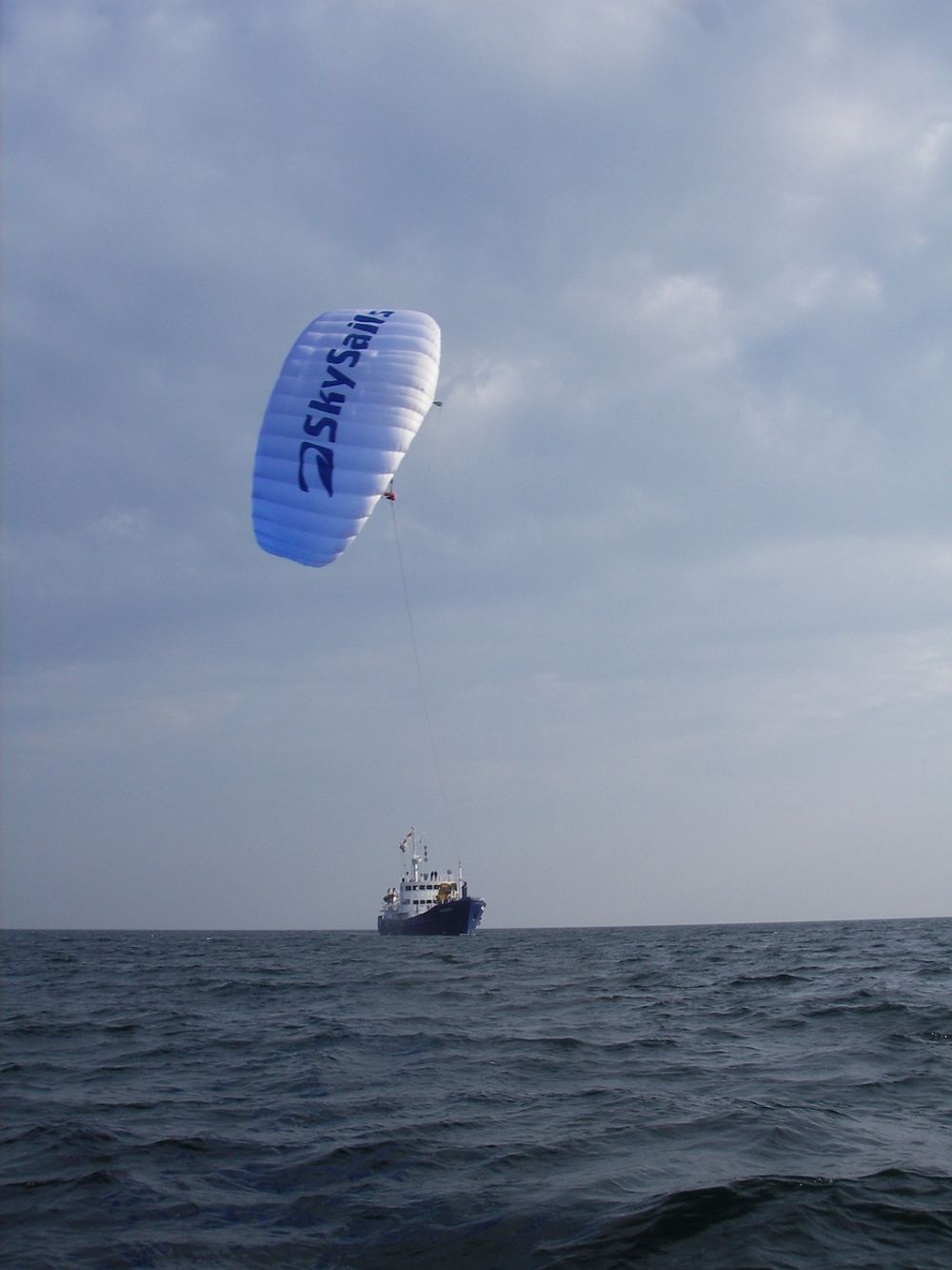 STORT OMRÅDE: Kiten er mest effektiv når båten kjører i området 120 til 140 grader på vindretningen - altså når vinden kommer aktenfor tvers. I praksis kan kiten benyttes helt opp mot 70 grader, mens den minste teoretiske vinkelen er 50 grader mot vinden.