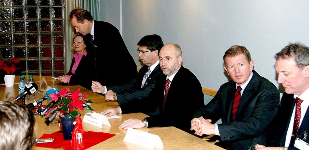Fra venstre: statssekretær Rikke Lind, NHD, Kjell Inge Røkke, Leir-Arne Langøy, Dag Terje Andersen, Marcus Wallenberg og konsernsjef i Saab, Åke Svensson