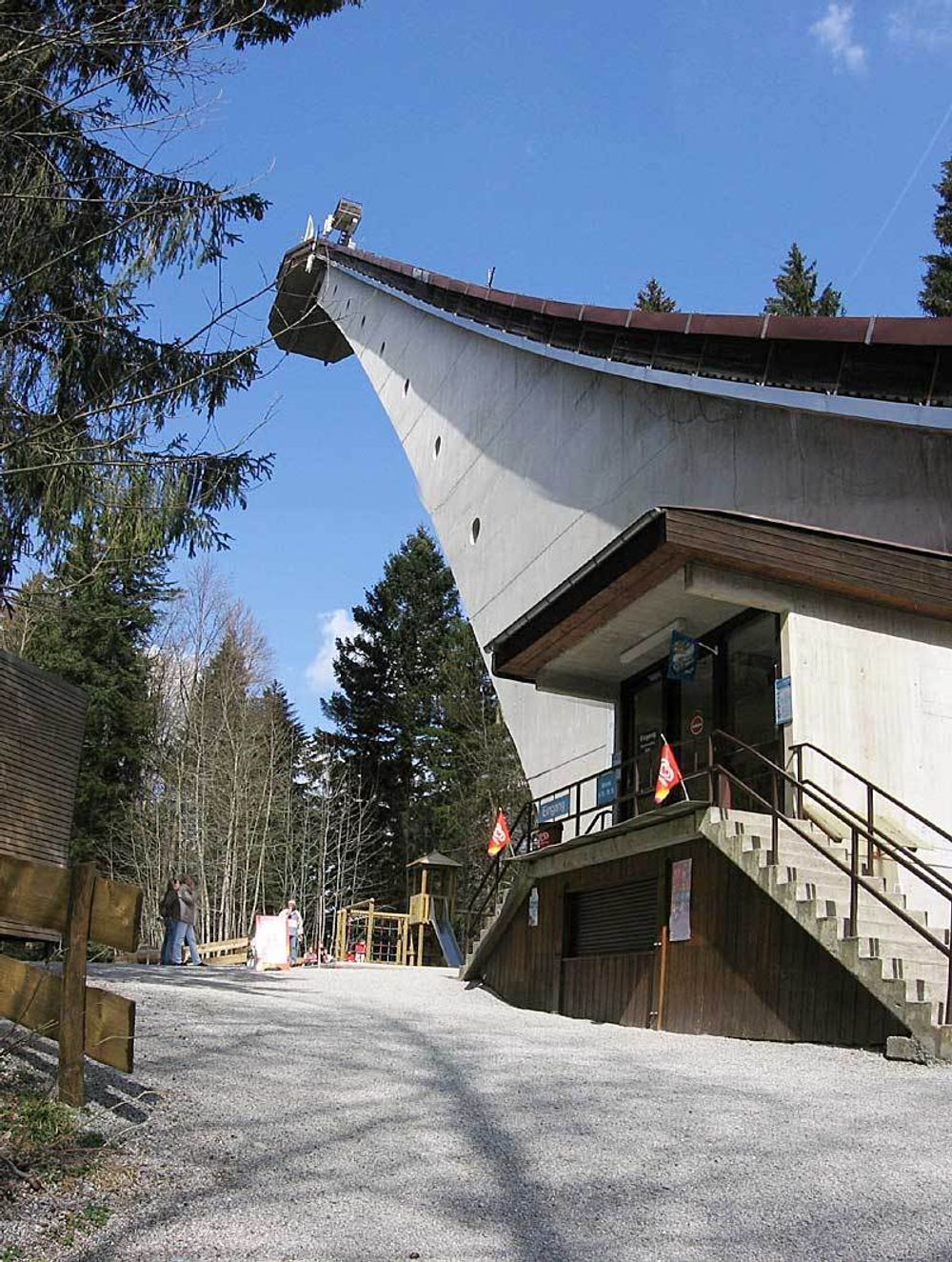RENOVERT: Heini-Klopfer-Skiflugschanze ble tegnet av den lokale Oberstdorf-arkitekten Claus-Peter Horle. Bakken ble renovert i 1973.