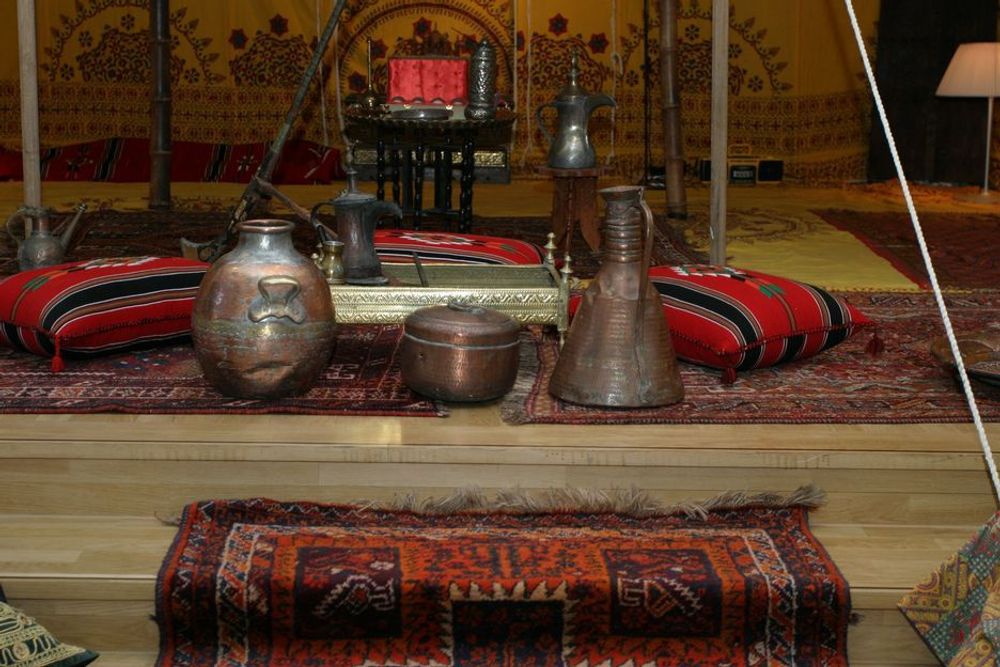 ARABISK TELT: For å pirre nysgjerrigheten en smule, hadde Hydro satt opp et arabisk telt med ditto tepper og gjenstander.