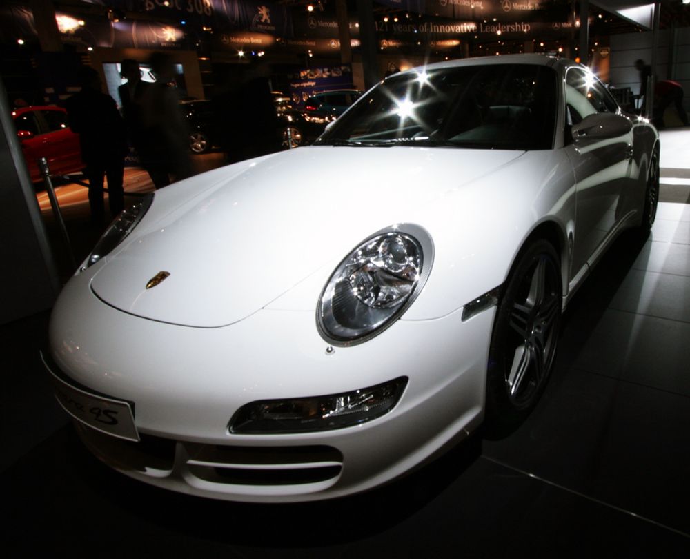 En carrerahvit Porsche 911 gjør aldri skam på noen bilutstilling.