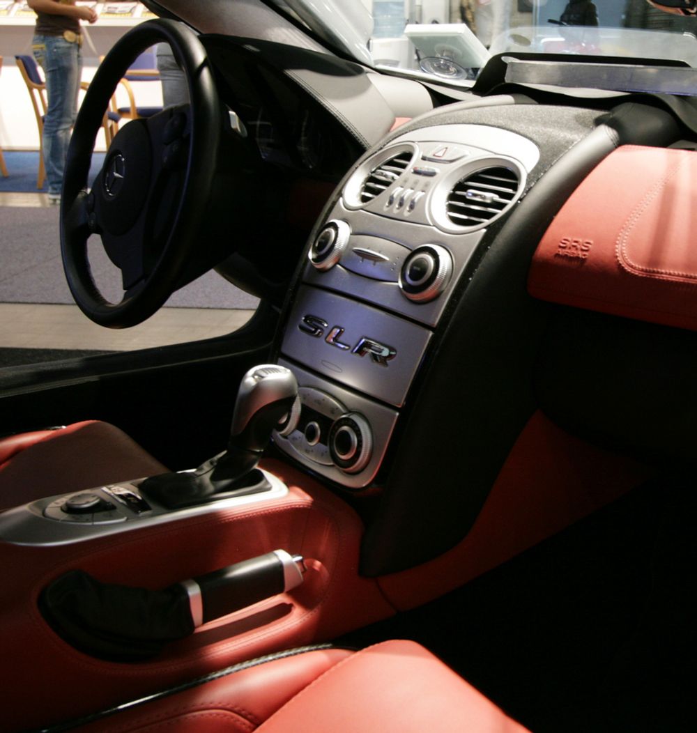 Å kunne kjøre rundt med SLR-bokstaver i dashbordet koster deg over fem millioner kroner. Det er prisen for Mercedes' superbil SLR McLaren.